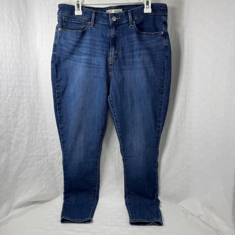 Woman's Levi's Signature High Rise Skinny Jeans / Size 16W / Sku0218